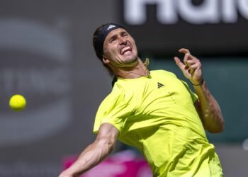 Zverev overcomes stomach bug to set up Halle semifinal with Medvedev