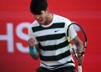 How did Alcaraz survive scare to reach Queen’s quarterfinals?