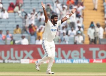 Jasprit Bumrah Breaks Kapil Dev’s Prestigious Record for Most Five-Wicket Hauls Away from Home, Refuses to Celebrate; Mohammed Siraj Playfully Raises His Hand
