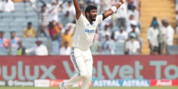Jasprit Bumrah Breaks Kapil Dev’s Prestigious Record for Most Five-Wicket Hauls Away from Home, Refuses to Celebrate; Mohammed Siraj Playfully Raises His Hand