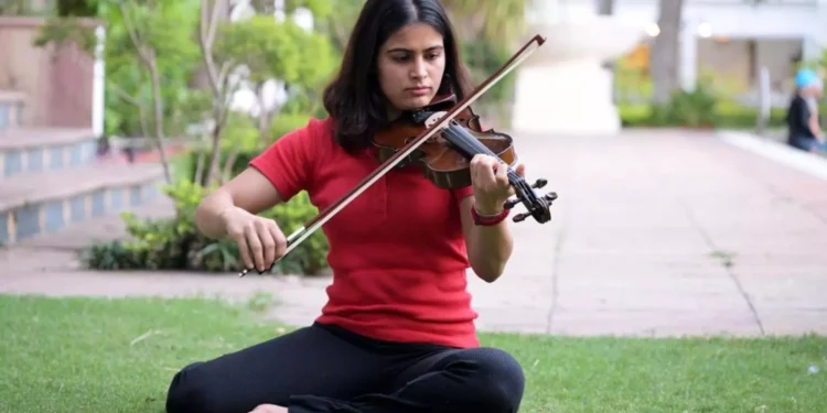 Manu Bhaker’s Melodic Tribute: Olympic Medallist Plays National Anthem on Violin This Independence Day