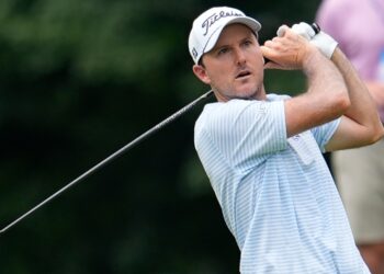 Hot Putter Lifts Russell Henley to Two-Shot Lead at Tour Championship