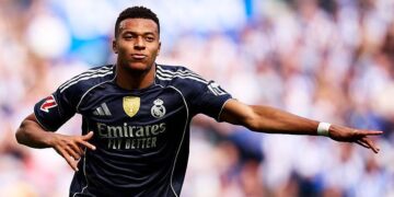 REAL MADRID EDGE REAL SOCIEDAD 2-1 DESPITE FIRST-HALF RED CARD