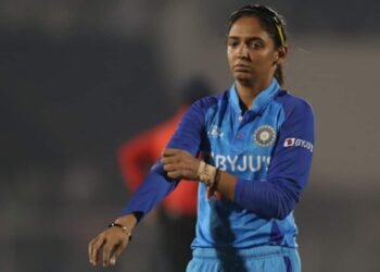 Harmanpreet’s Heated Talk With Coach Amol Muzumdar Steals Spotlight After India’s Heartbreaking Loss