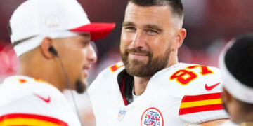 NFL Fans Divided as Travis Kelce’s Anthem Behavior Sparks Online Debate