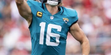 Lawrence’s ‘panic’ play seals Jaguars win