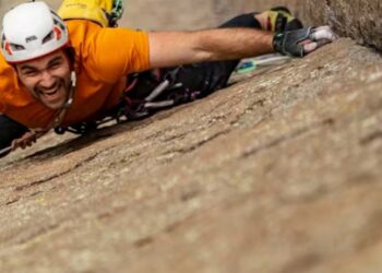 Blind But Unbreakable: Jesse Dufton Scales Devil’s Tower, Redefining the Limits of Courage