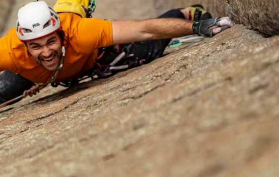 Blind But Unbreakable: Jesse Dufton Scales Devil’s Tower, Redefining the Limits of Courage