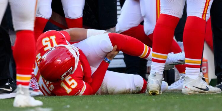Mahomes’ Heartbreak in Kansas City — Torn ACL Ends Season, Chiefs Miss Playoffs