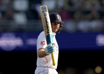 Root’s First Ashes Ton in Australia; Starc Six-for as England Reach 325/9