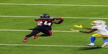 Texans Secure Play-off Spot as Ravens Stay Alive