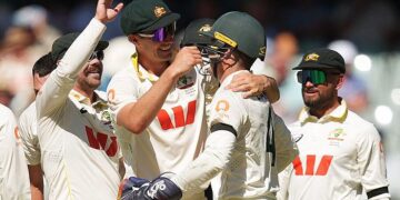 England Stagger at 213/8 as Australia Dominate Ashes Third Test
