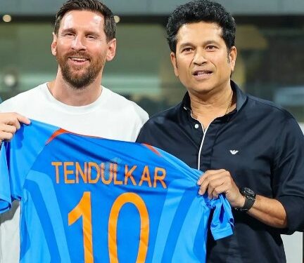 Messi, Tendulkar Share Iconic Moment at Wankhede Stadium