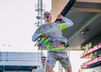 Manchester City Beat Crystal Palace to Keep Title Hopes Alive; Aston Villa Extend Winning Run