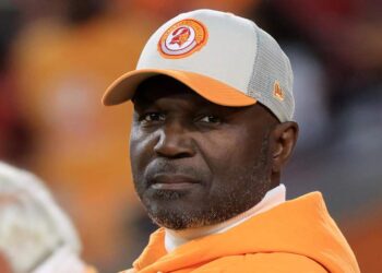 Falcons Soar in Tampa: Kyle Pitts’ Hat-Trick Powers Wild 29-28 Upset