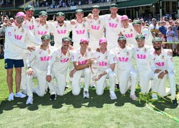 Australia clinch Ashes 4-1 with five-wicket win over England at Sydney