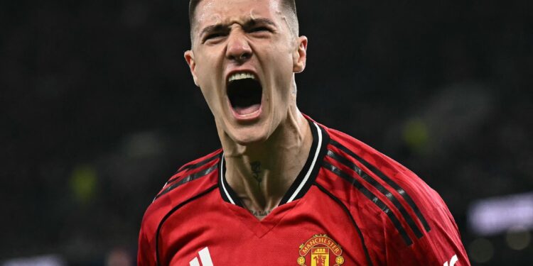 Manchester United Edge Everton 1-0 to Break into Premier League Top Four