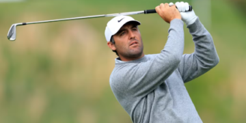 Scheffler Leads US PGA Battle While McIlroy Endures Nightmare Opening Round
