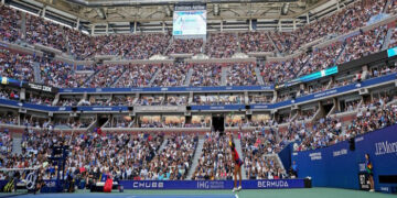 Raducanu Battles Injury Scare to Reach Queen’s Semi-finals