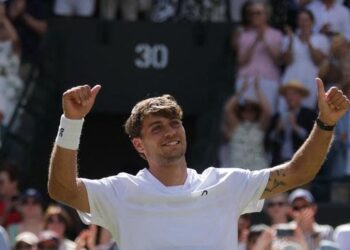 Cobolli Crushes De Minaur to Seal Consecutive Wimbledon Quarterfinal Berths