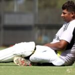 gsj6vei4_sarfaraz-khan-sitting-getty_625x300_12_August_26