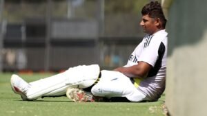 gsj6vei4_sarfaraz-khan-sitting-getty_625x300_12_August_26
